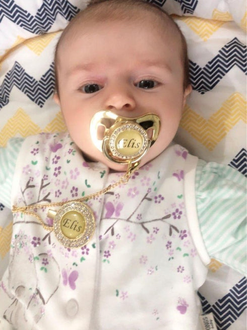 sucette-personnalise-attache-tetine-cadeau-baby-shower-naissance-valise--cadeau chou